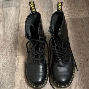 Black doc martini 1460